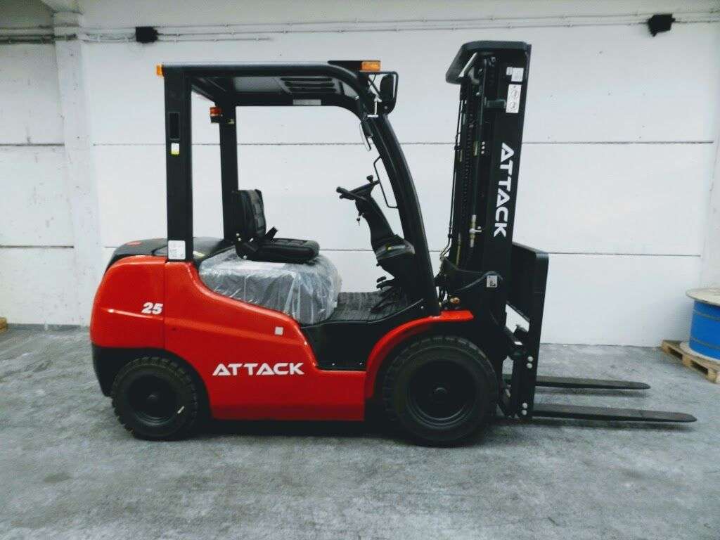 Naujas šakinis krautuvas ATTACK CD25