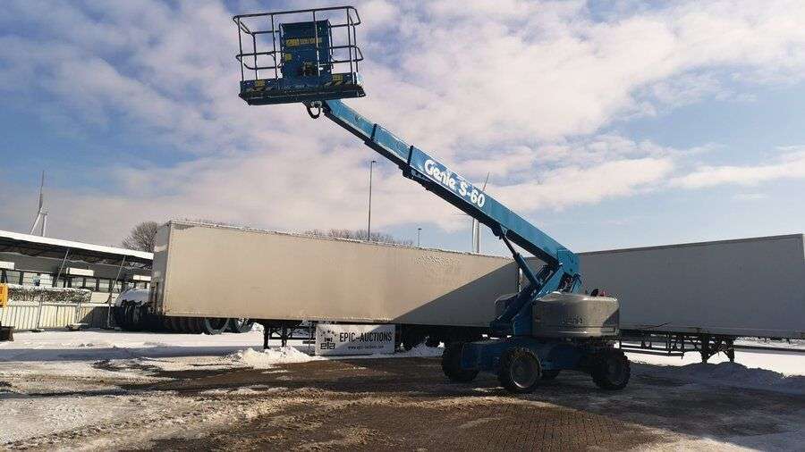 Teleskopinį keltuvą GENIE S60 parduodama aukcione