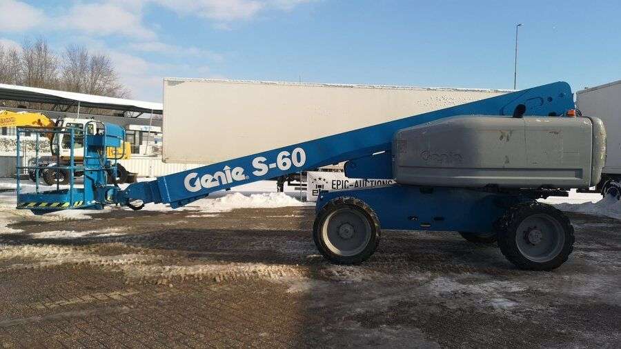 Teleskopinį keltuvą GENIE S60 parduodama aukcione-photo