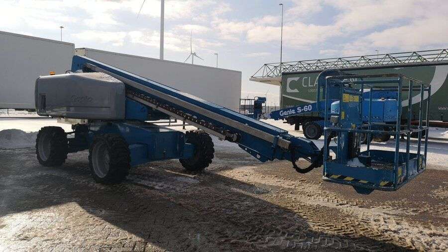Teleskopinį keltuvą GENIE S60 parduodama aukcione-photo