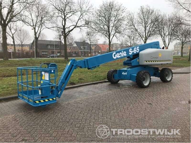 Teleskopinį keltuvą GENIE S65 parduodama aukcione