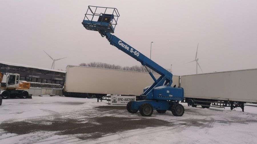 Teleskopinį keltuvą GENIE S60 parduodama aukcione