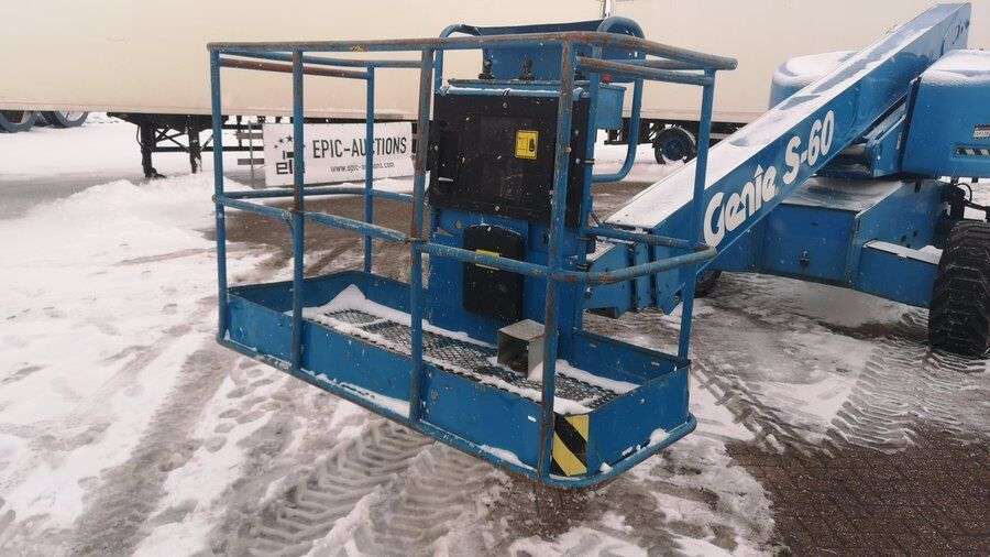 Teleskopinį keltuvą GENIE S60 parduodama aukcione-photo