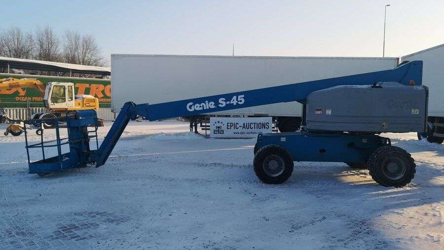 Teleskopinį keltuvą GENIE S45 parduodama aukcione-photo