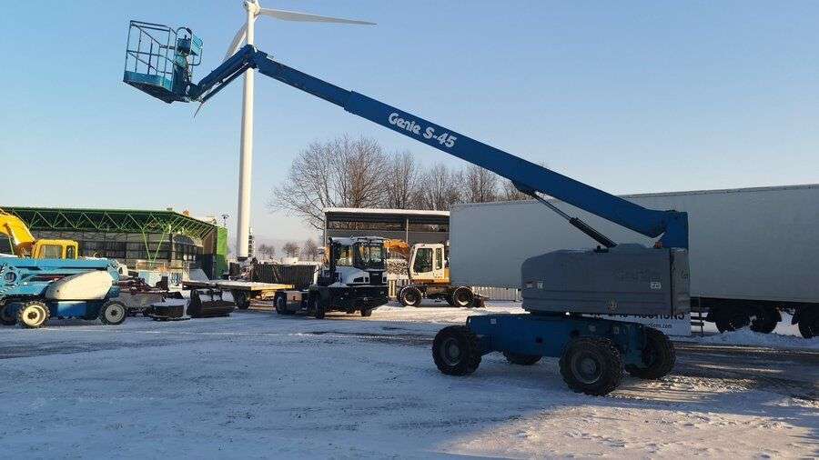 Teleskopinį keltuvą GENIE S45 parduodama aukcione-photo