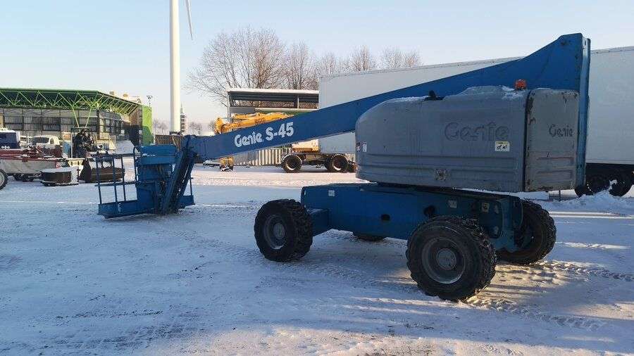 Teleskopinį keltuvą GENIE S45 parduodama aukcione-photo