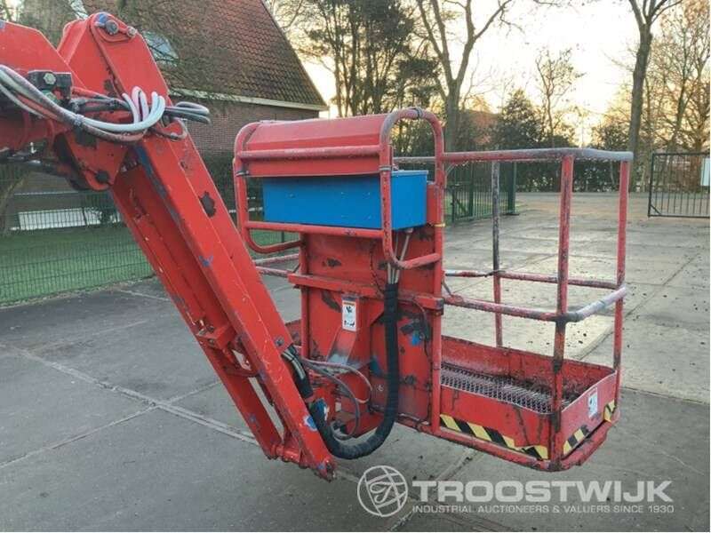 Teleskopinį keltuvą GENIE S-65 2WD parduodama aukcione-photo