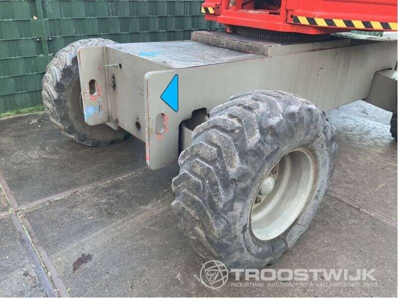Teleskopinį keltuvą GENIE S-65 2WD parduodama aukcione-photo